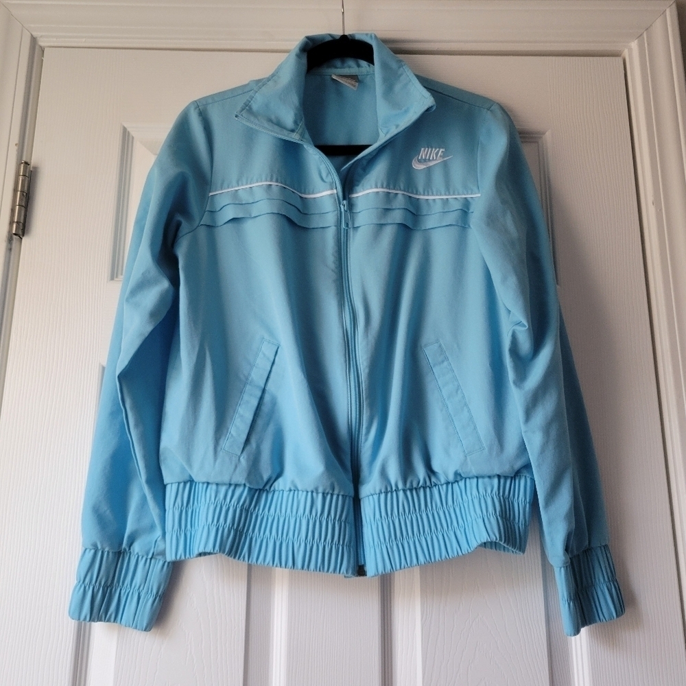 Nike sportswear women's lightweight windbreaker vintage.